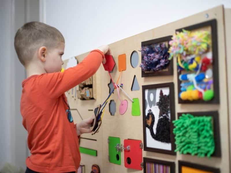 Nanny problem-solving with child during challenging situation